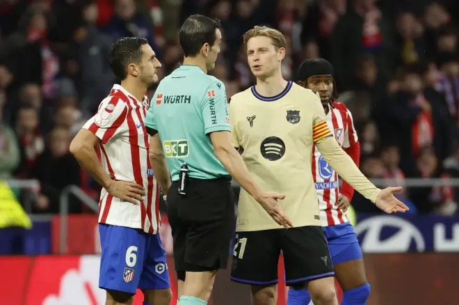 Indignación total en el Barça: estudia presentar una queja oficial por el arbitraje de Munuera