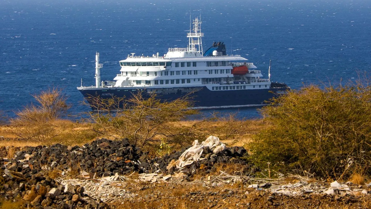 La OMS y España acuerdan que un equipo de epidemiólogos revise el crucero afectado por hantavirus antes de decidir su destino
